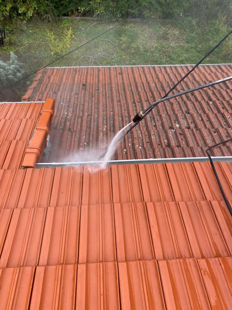 Démoussage de toiture au nettoyeur haute pression